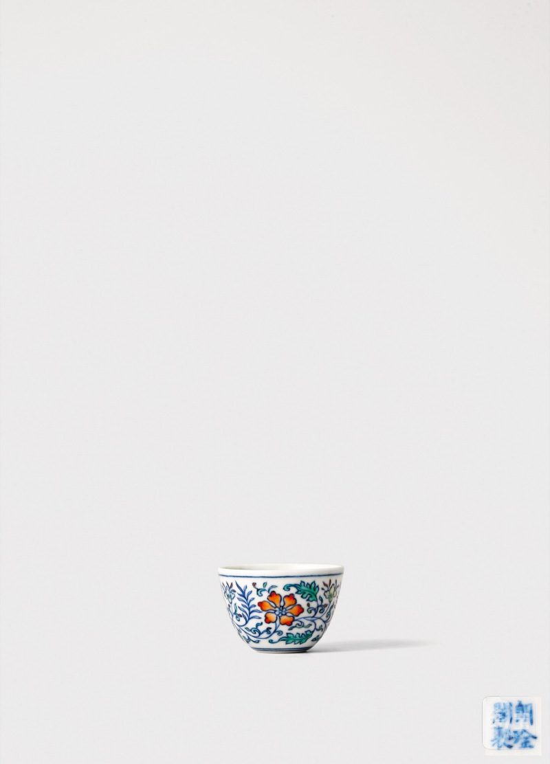 清·“朗唫阁制”款斗彩缠枝莲纹小卧足杯